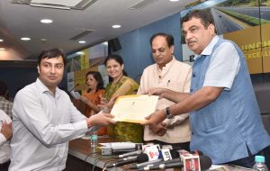 The Union Minister for Road Transport & Highways, Shipping and Water Resources, River Development & Ganga Rejuvenation, Shri Nitin Gadkari presenting the 1st Annual Awards for Excellence in NH Projects, at a function, in New Delhi on August 06, 2018. The Secretary and Ministry of Road Transport and Highways, Shri Yudhvir Singh Malik is also seen.