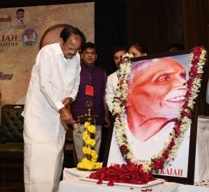 The Vice President, Shri M. Venkaiah Naidu lighting the lamp at the 141st Birth Anniversary Celebrations of Shri Pingali Venkaiah, the designer of Indian National Flag, organised by the Government of Andhra Pradesh and Sri Pingali Venkaiah Charitable Trust & Smarak Samastha, in New Delhi on August 02, 2018.