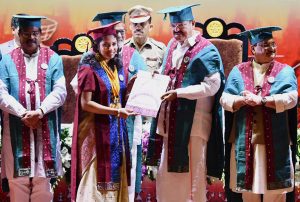 The Vice President, Shri M. Venkaiah Naidu presenting Medals to the Students at the first Convocation of All India Institutes of Medical Sciences, in Bhubaneswar, Odisha on August 25, 2018. The Governor of Odisha, Shri Ganeshi Lal and the Union Minister for Health & Family Welfare, Shri J.P. Nadda are also seen.