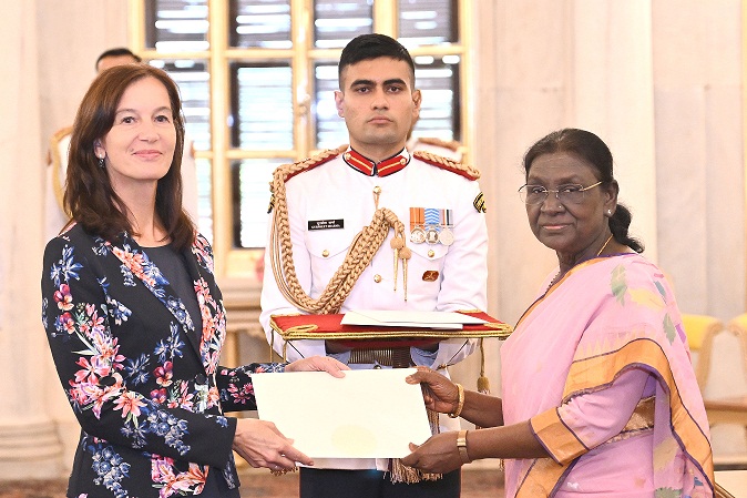ENVOYS OF SIX NATIONS PRESENT CREDENTIALS TO THE PRESIDENT OF INDIA