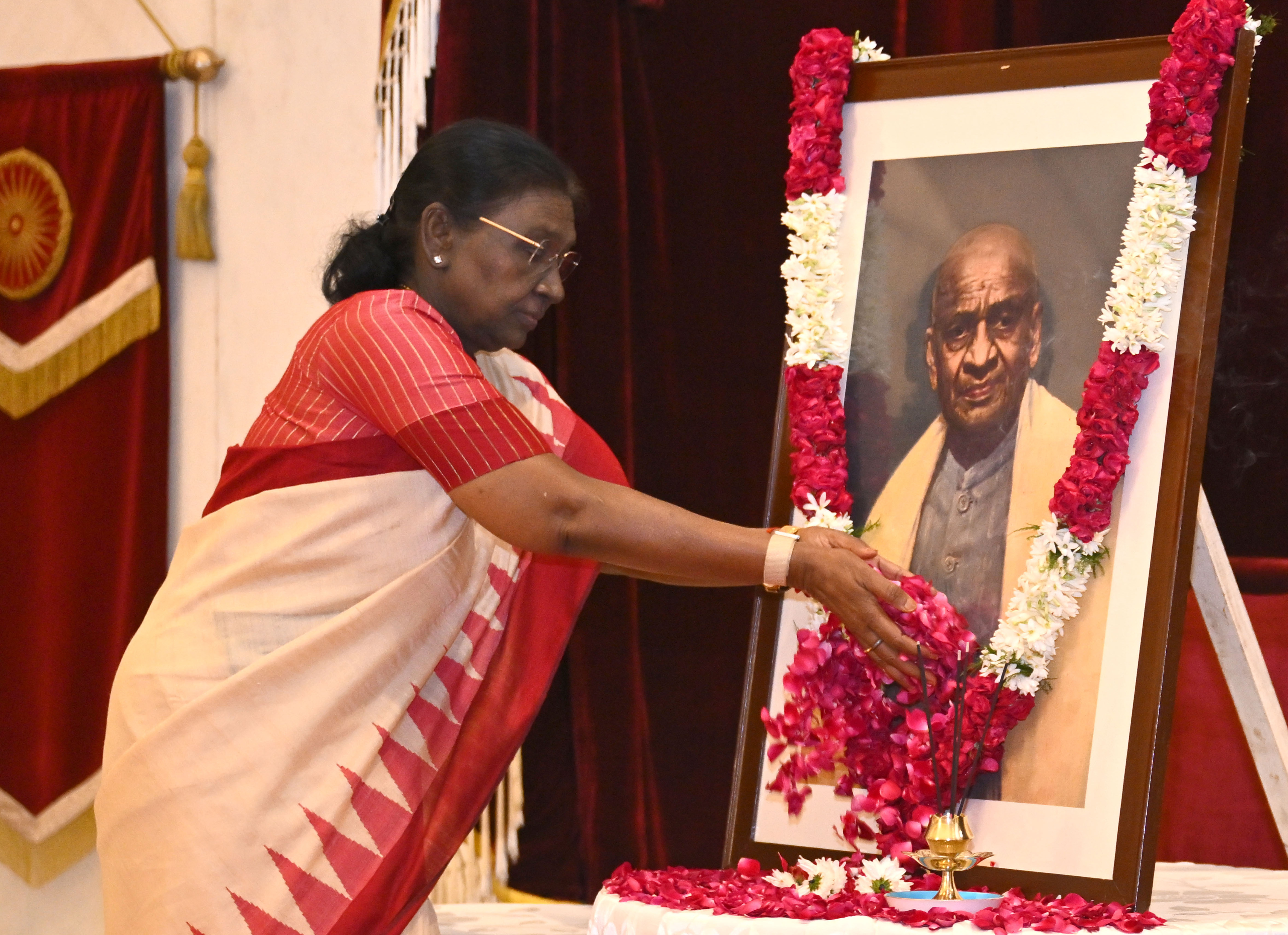 PRESIDENT OF INDIA PAYS FLORAL TRIBUTES TO SARDAR VALLABHBHAI PATEL ON HIS BIRTH ANNIVERSARY