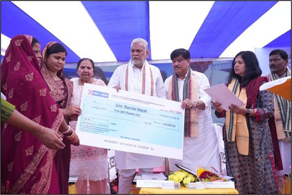 Union Minister  Parshottam Rupala interacts with fishermen, and fisherwomen during Sagar Parikrama Yatra Phase XI