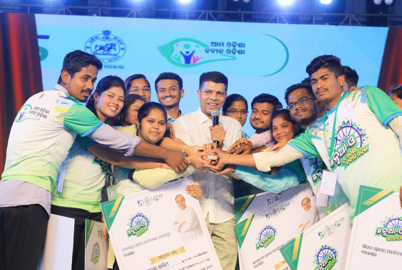 Chairman 5T, and NabinOdisha,Kartik Pandian attended the NuaOScholarship Distribution at Programme at Baleswar