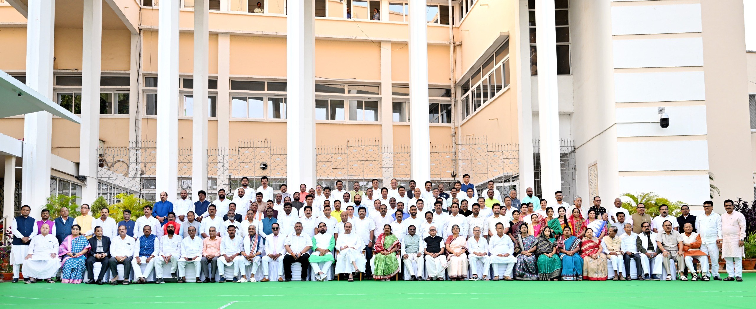 Odisha CM  Naveen Pattnaik joins all the legislators of the state for a valedictory photography session