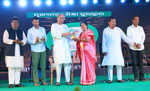 Odisha chief Minister gave away ‘Mukhyamantri Shikhya Puraskar’
