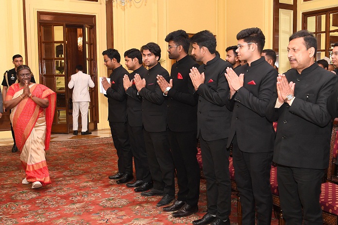 ASSISTANT EXECUTIVE ENGINEERS OF CPWD CALL ON THE PRESIDENT