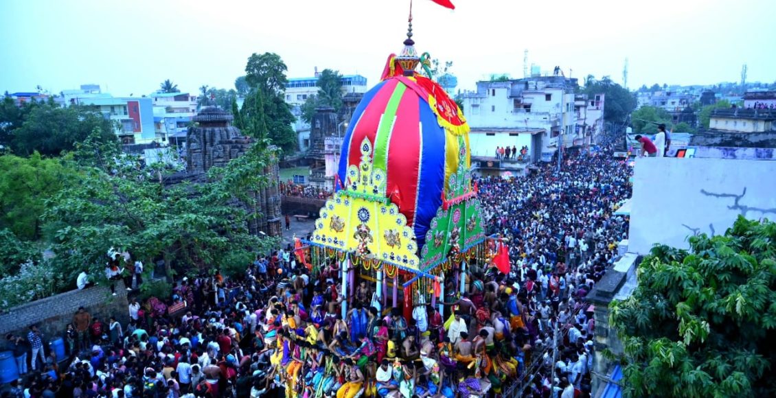 Scores of devotees flocked to the Temple and pulled the Rukuna Rath of Lord Lingaraj