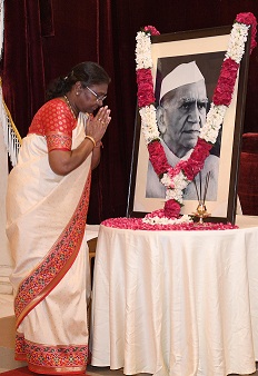 PRESIDENT OF INDIA PAYS FLORAL TRIBUTES TO FAKHRUDDIN ALI AHMED