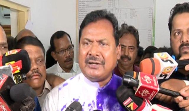 Ink was thrown at the Odisha Pradesh Congress Committee president Sarat Pattanayak inside the Congress Bhawan
