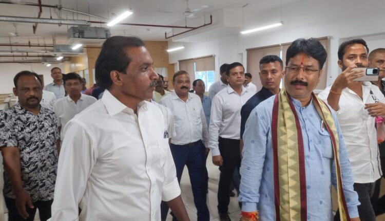Newly appointed Minister for Housing and Urban Development  & Public Enterprise visited the department