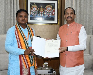 Chief Minister-designate of Odisha, Mohan Charan Majhi met Governor Raghubar Das