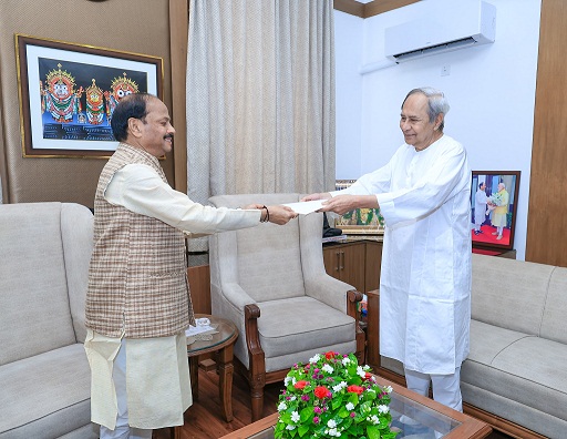 Odisha  Chief Minister Naveen Patnaik has handed over his resignation to Governor Raghubar Das