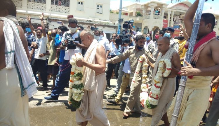 Servitors of Srimandir in Puri performed the ‘Agyan Mala Bije’ rituals for the three chariots ahead of the world-famous Rath Yatra