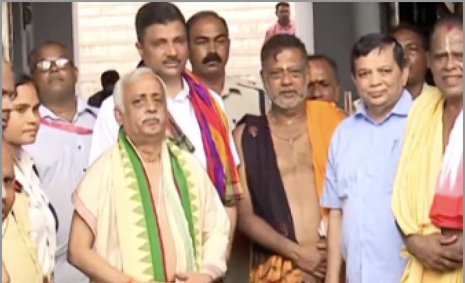 Shifting of all Ratna Bhandar ornaments to the temporary strong room was completed