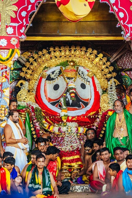 Lakhs of devotees relish divine Suna Besha of Lord Jagannath & siblings in Puri