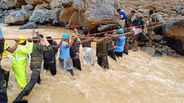 INDIAN ARMY INTENSIFIES RESCUE OPERATION IN  KERALA