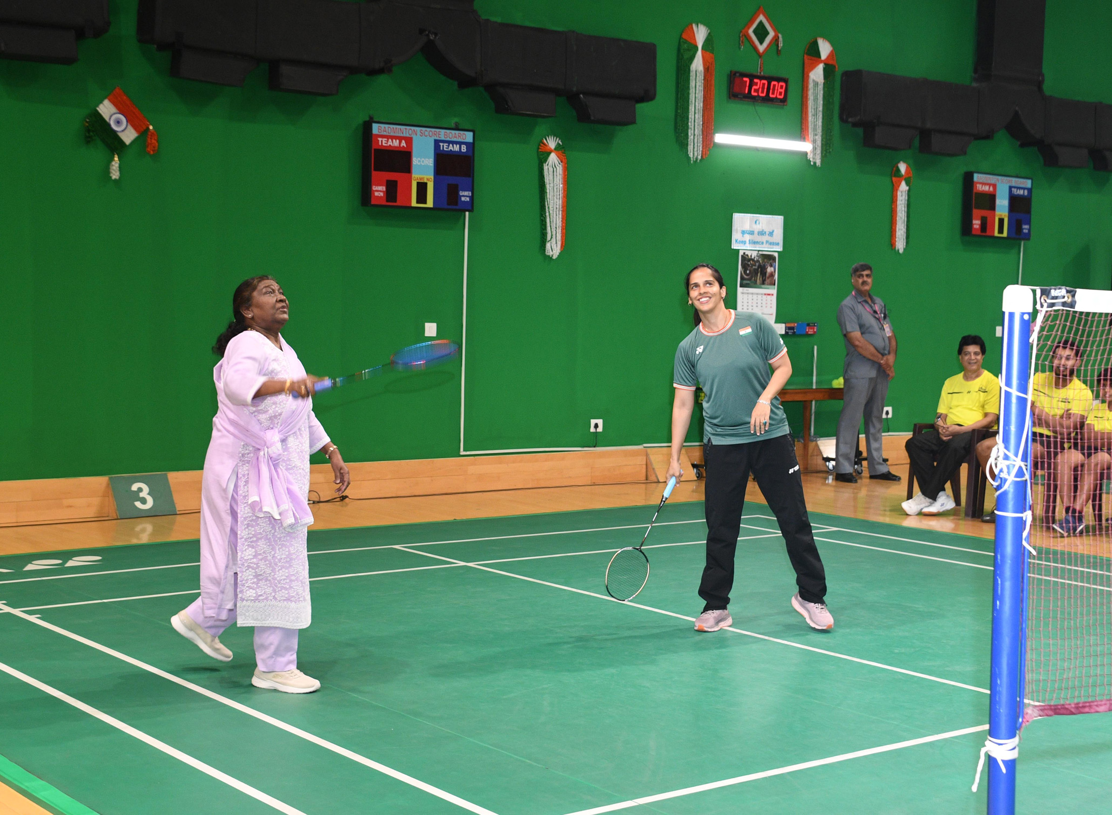 President Droupadi Murmu plays with Olympic medallist Saina Nehwal
