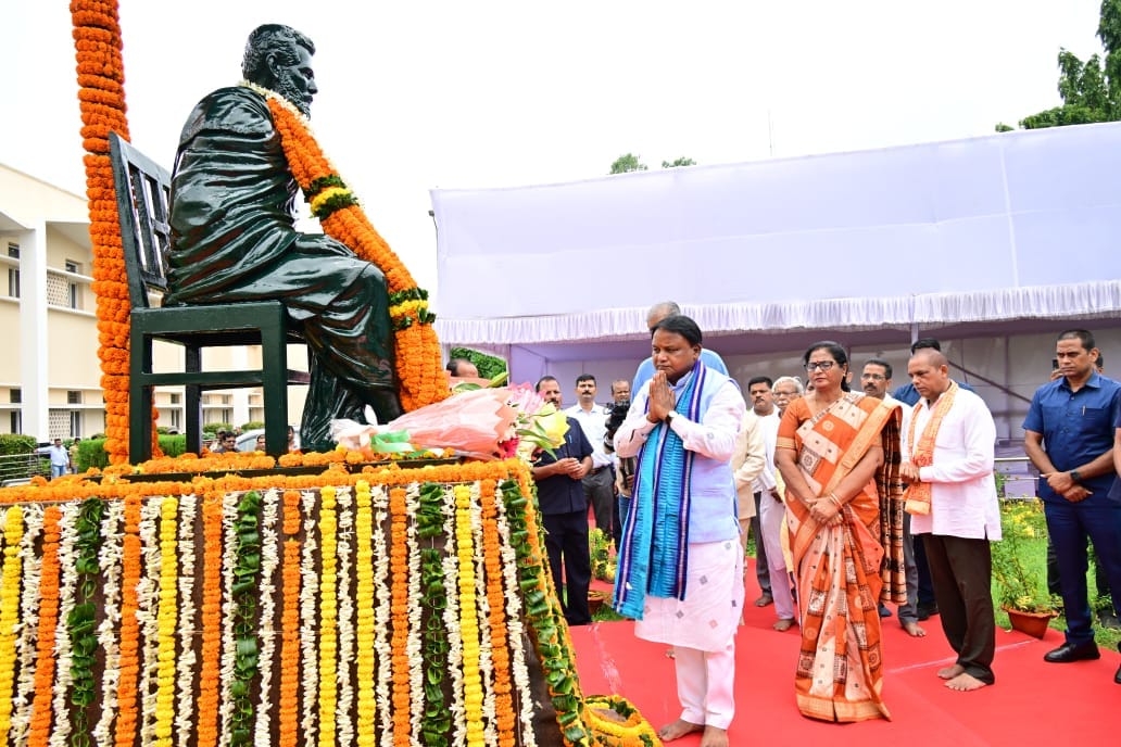 OdishaCM  & Assembly Speaker , Deputy Chief Minister  and others paid floral tributes to Utkalmani Pandit Gopabandhu Das