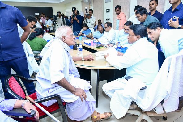 Odisha  Chief Minister Mohan Charan Majhi met scores of people and listened to their grievances at the State Grievance