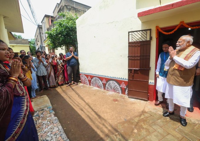 Prime Minister Shri Narendra Modi pays visit to new homeowner and PM Awas Yojana beneficiary in Bhubaneswar, Odisha