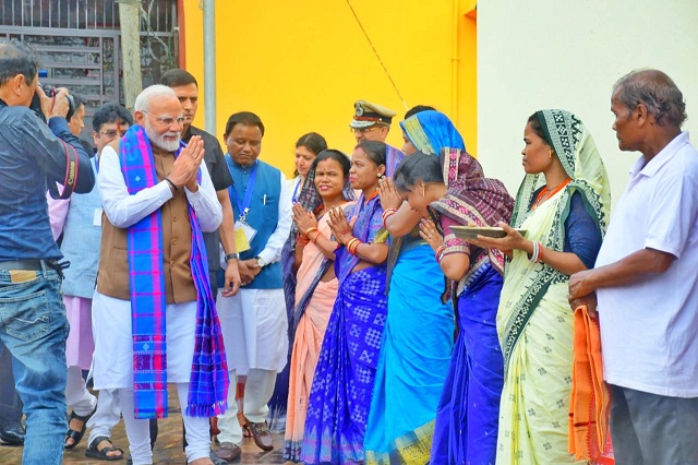 PM Modi Interacts with PMAY Beneficiaries in Gadakana Village