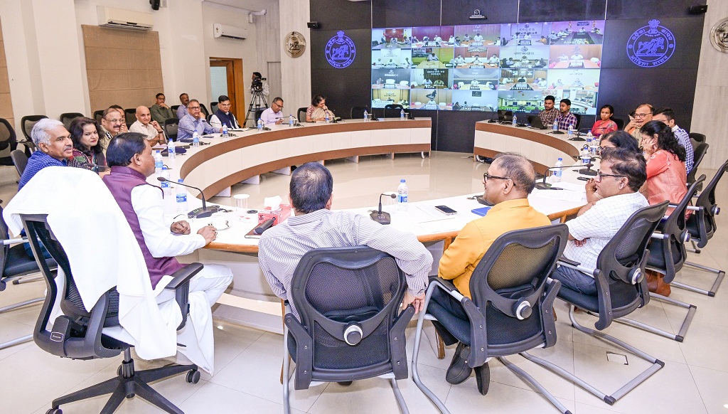 OdishaCM  discussed the progress of cyclone preparedness with District Collectors