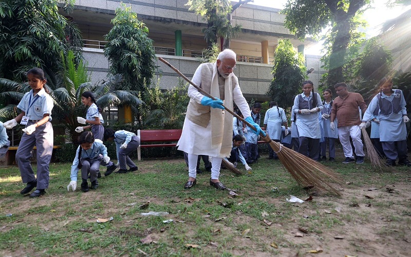 Prime Minister Shri Narendra Modi participates in Swachhta Abhiyan on occasion of Gandhi Jayanti