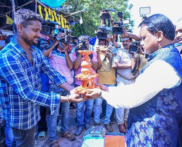 Odisha CM Mohan Majhi Buys Diyas From Local Vendors Before Flying To Keonjhar