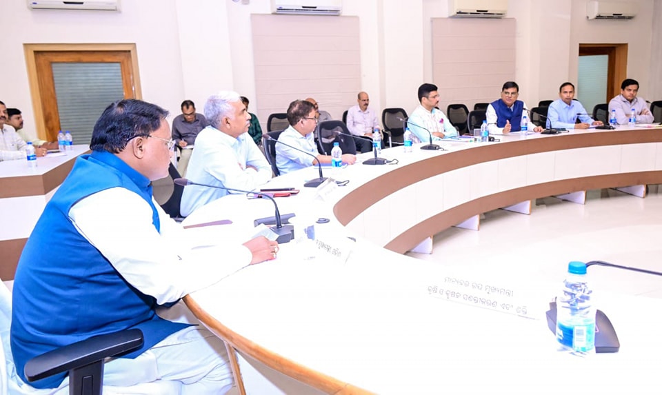 Odisha CMi met with district Collectors to review preparations for the upcoming paddy procurement