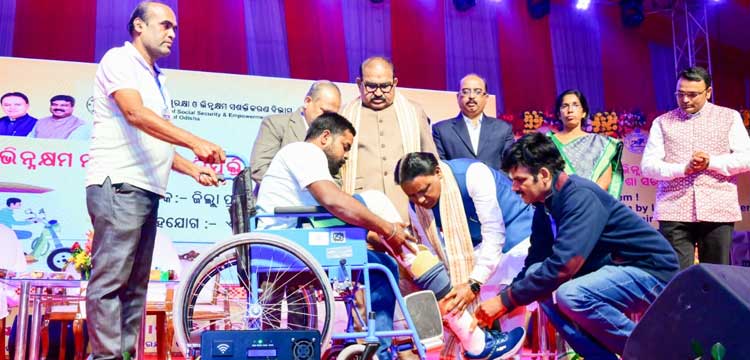 Odisha Chief Minister has participated in the e-rickshaw distribution programme