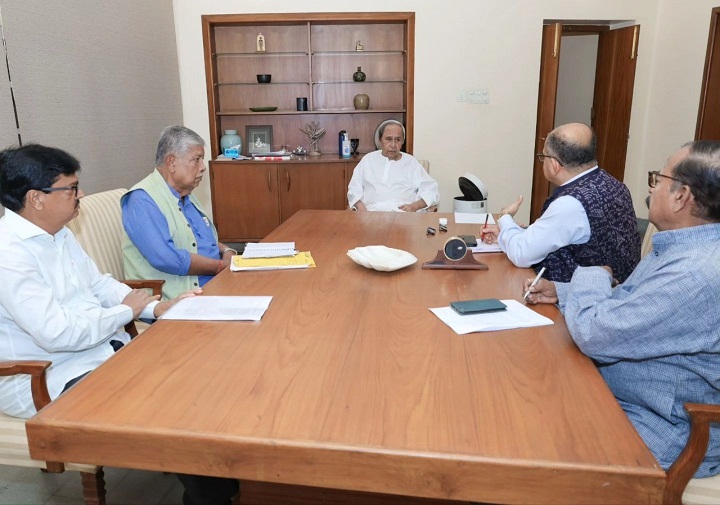 Naveen Discusses with Senior BJD Leaders regarding the submission of a memorandum to the 16th Finance Commission