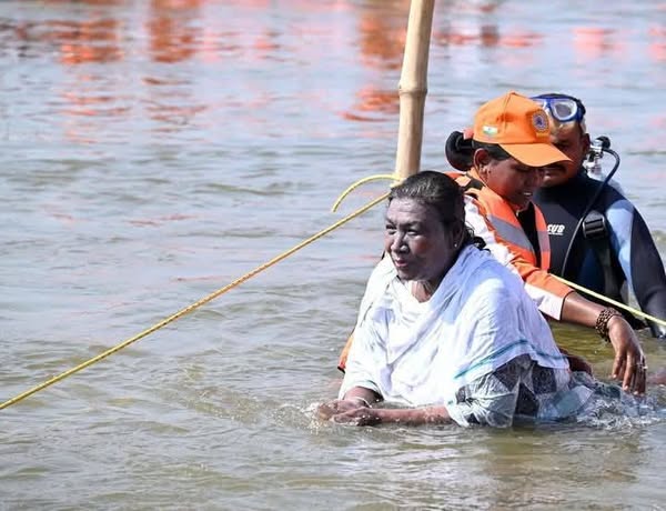 President Murmu takes holy dip at Triveni Sangam