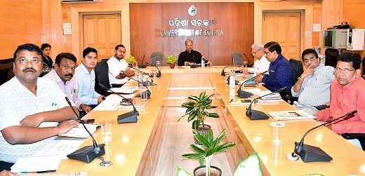 Deputy Chief Minister Shri Singhdeo reviewed the irrigation projects of Balangir district Directed to complete within the stipulated time