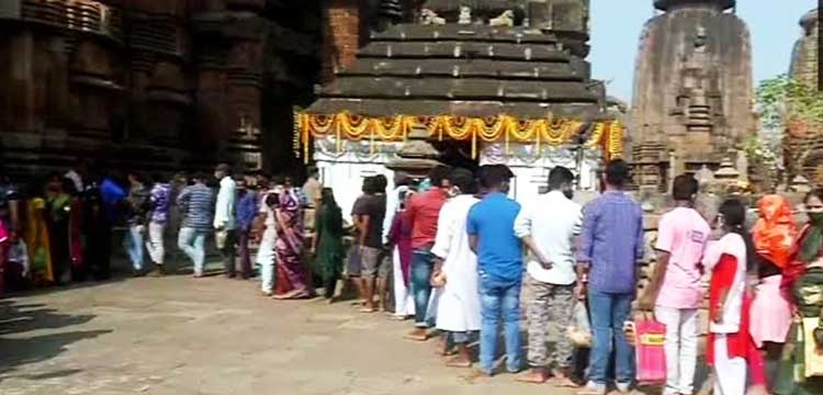 Massive crowd gathered at Shiva shrines across Odisha since midnight to celebrate Maha Shivaratr