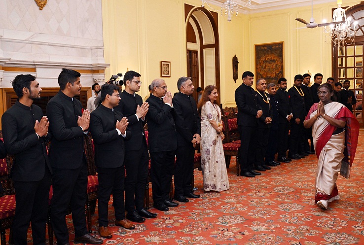 Officer Trainees of Indian Naval Material Management Service and Indian Naval Armament Service Call on the President