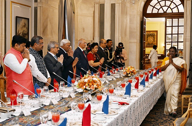 A GROUP OF ALUMNI, EMINENT PERSONALITIES AND CONTRIBUTORS TOWARDS CSR CALLS ON THE PRESIDENT OF INDIA