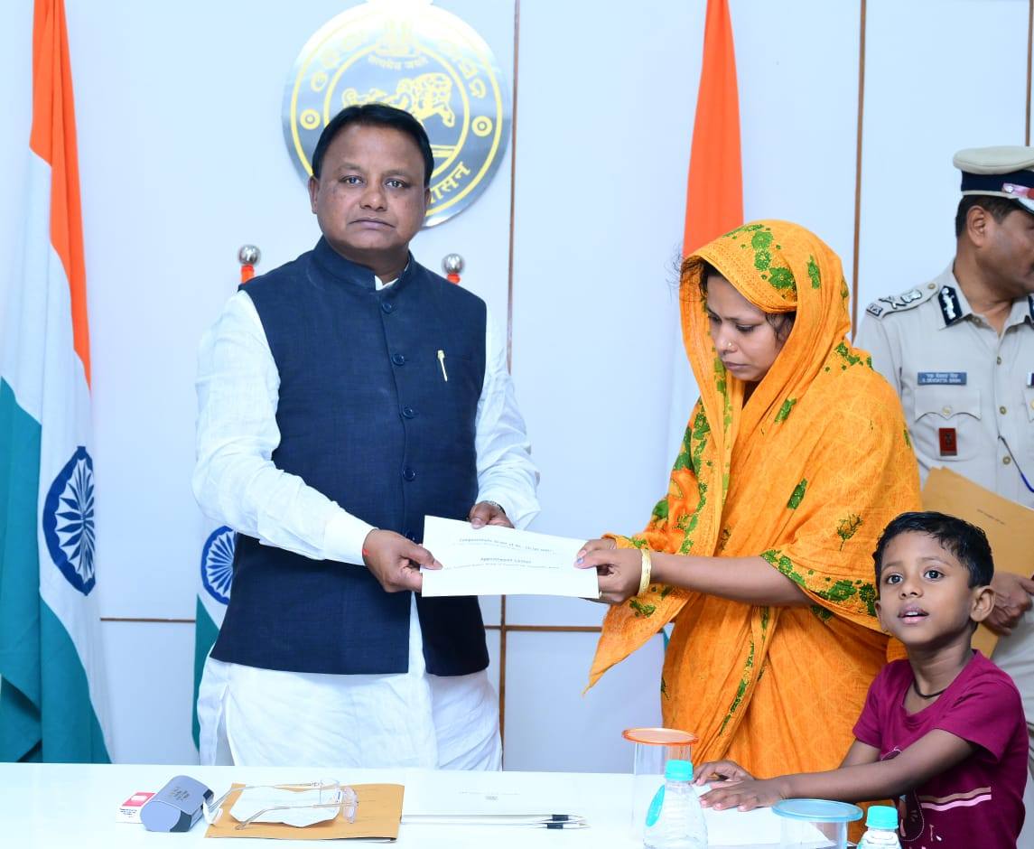 Odisha CM Offers Jobs To Wives Of Police Personnel who died in an accident while on duty in Cuttack