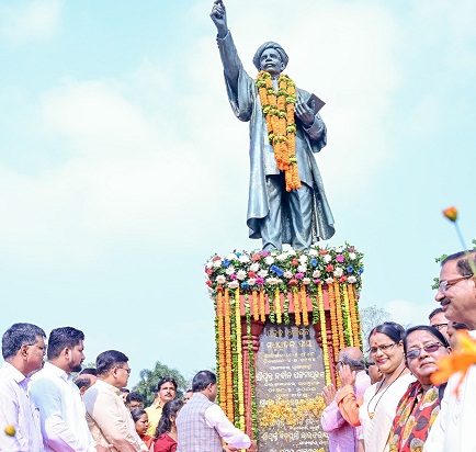 Odisha Chief Minister paid tribute to Utkal Gourav Madhusudan Das by garlanding his statue