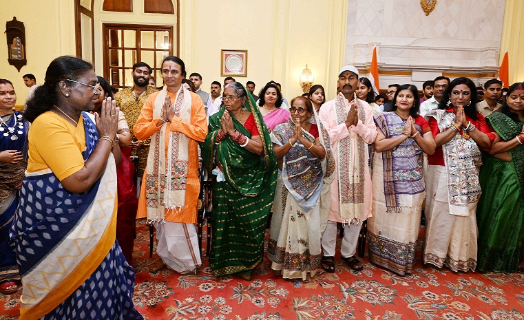 ARTISTS OF MADHUBANI AND GOND ART CALL ON THE PRESIDENT AS PART OF THE ARTISTS IN RESIDENCE PROGRAMME