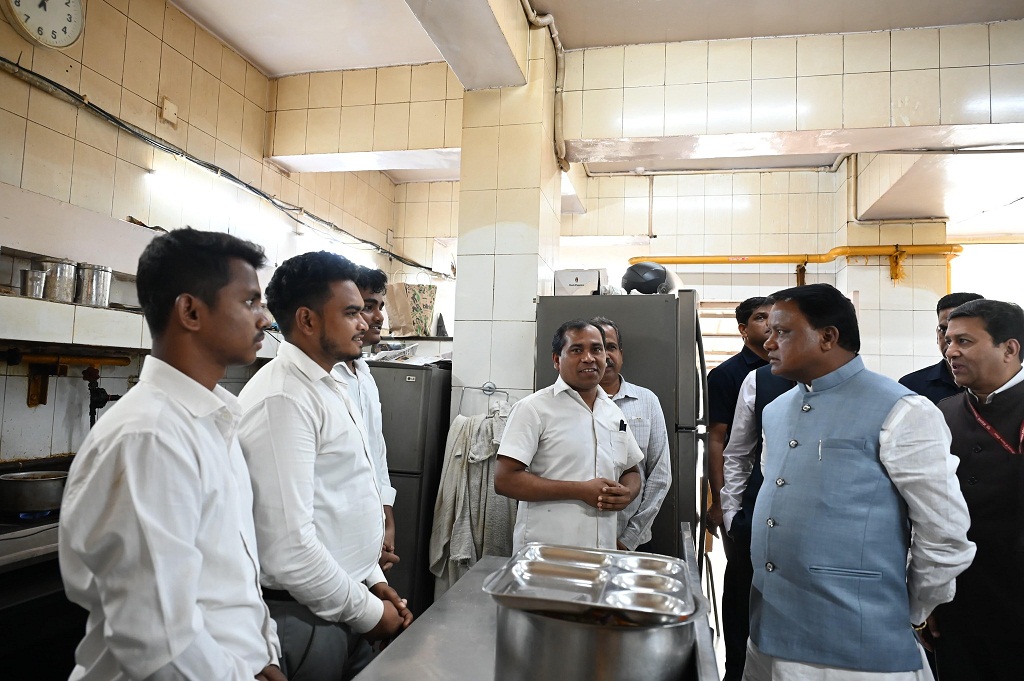 Odisha CM Visits Odisha Niwas in Delhi and emphasis on promoting authentic Odia cuisine at the canteen