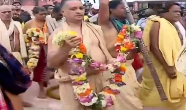 Agyan Mala, symbolic of Lord Jagannath’s command Reaches Chariot