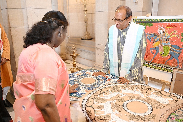 ARTISTS OF SOHRAI, PATTACHITRA AND PATUA ART CALL ON THE PRESIDENT AS PART OF THE ARTISTS IN RESIDENCE PROGRAMME