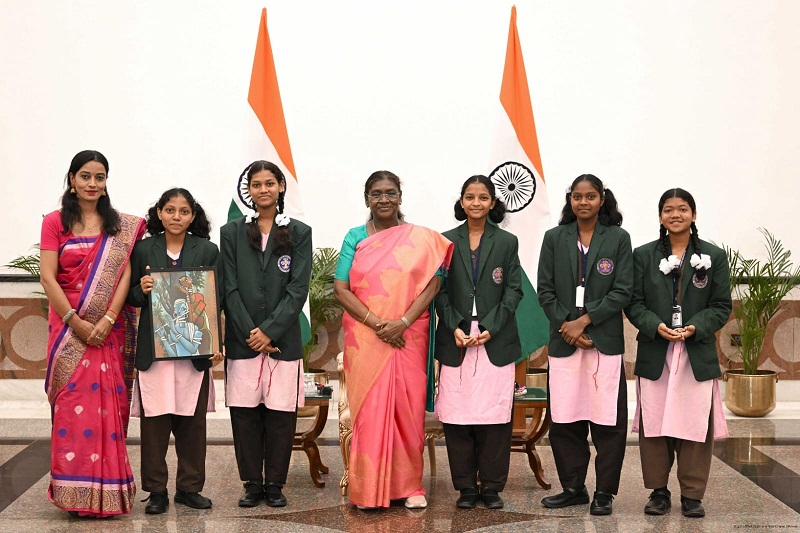 EMRS Odisha Students Celebrate Raksha Bandhan at Rashtrapati Bhawan