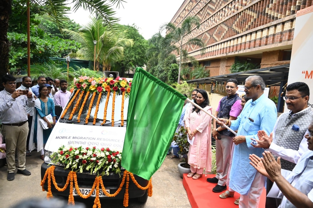 Deputy Chief Minister Shri Kanak Vardhan Singh Deo inaugurated the Mobile Migrant Resources Centre
