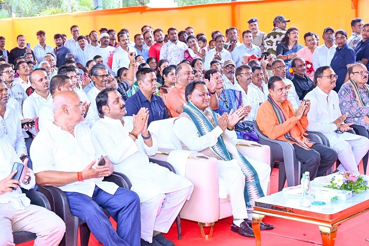 Odisha CM Mohan Attends ‘Mann Ki Baat’ with Locals in Chandrasekharpur Shishu Bihar