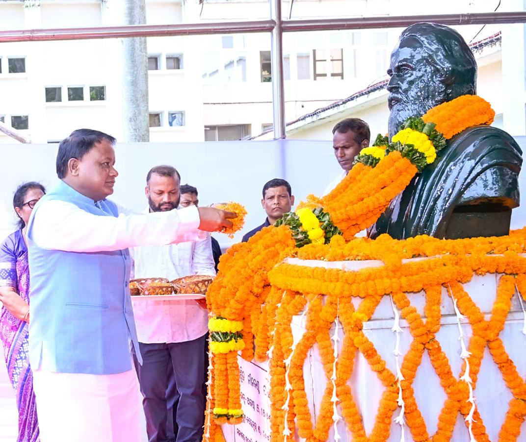 CM Majhi Leads Tributes to Pandit Nilakantha Das at Assembly