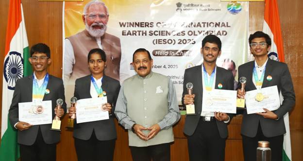 Minister for Earth Sciences Dr. Jitendra Singh Felicitates Student Winners comprising the Indian team