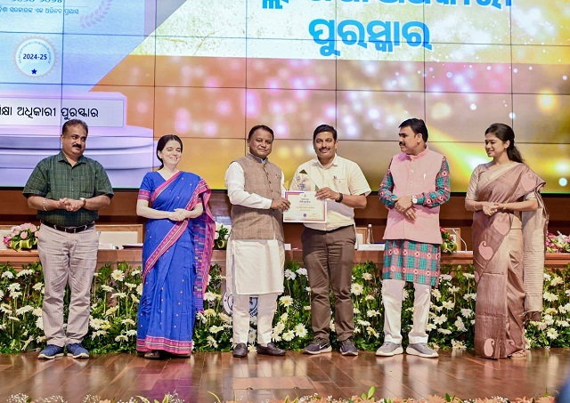 Odisha CM Honours Teachers on Teachers’ Day