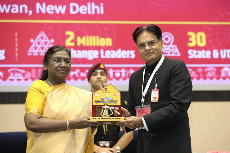 WCD MINISTRY GETS AWARD   FOR OUTSTANDING CONTRIBUTION TO IMPLEMENTATION OF PMJANMAN