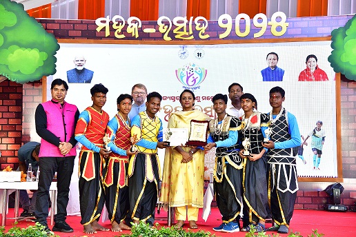 Prize distributed at Children Festival “Mahak”